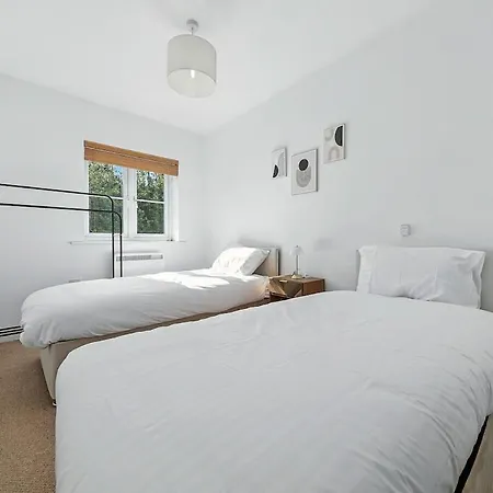 Two Bedroom Flat By Brookland Serviced Short Lets With Free Wifi Апартаменти