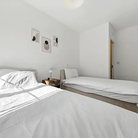 Two Bedroom Flat By Brookland Serviced Short Lets With Free Wifi Апартаменти *